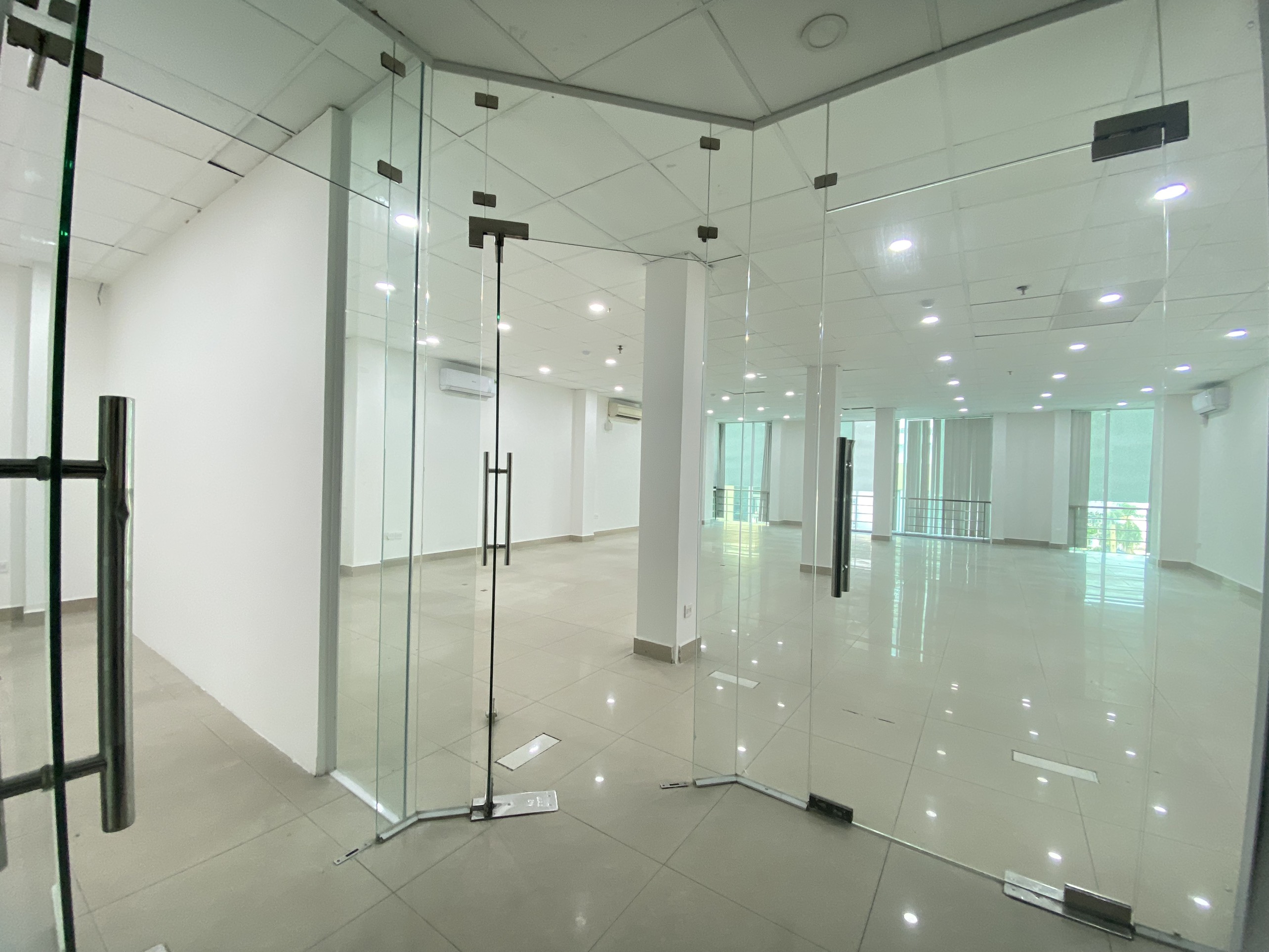 Cho thuê văn phòng 150m2 view kính đường Nguyễn Trung Trực, Q. Bình Thạnh - Ảnh 1